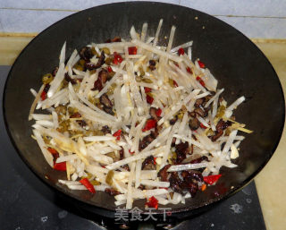萝卜丝炒腊大肠的做法步骤：11