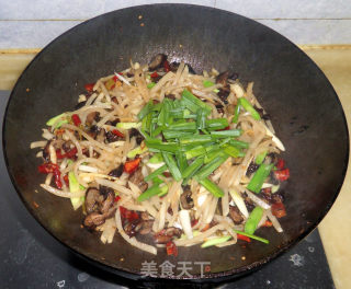 萝卜丝炒腊大肠的做法步骤：14
