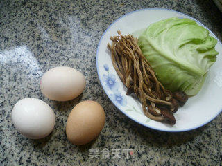 茶树菇圆白菜摊鸡蛋的做法步骤：1