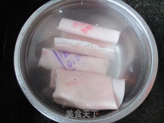 花生肉皮冻的做法步骤：1