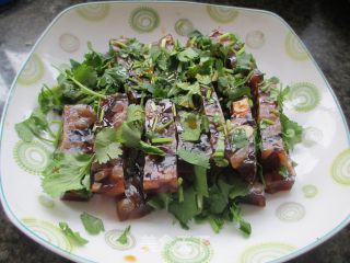 花生肉皮冻的做法步骤：11
