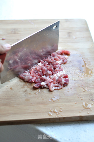 鲜虾肉馄饨的做法步骤：1