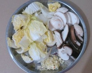 鸡汁香菇炒白菜的做法步骤：2