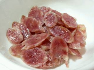 腊肠炒蒜苔的做法步骤：1