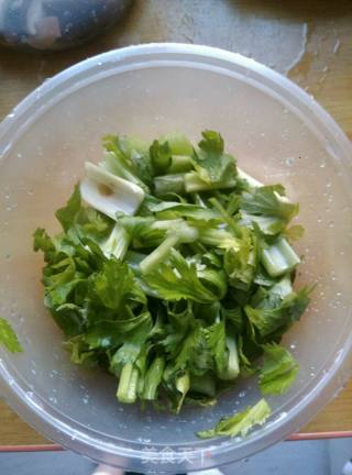 芹菜炒肉的做法步骤：1