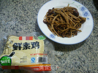 茶树菇烧素鸡的做法步骤：1