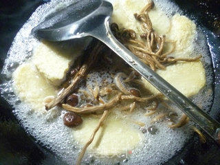 茶树菇烧素鸡的做法步骤：5
