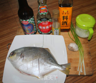 香煎银鲳鱼的做法步骤：1