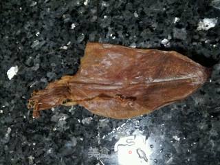 西芹鱿鱼丝的做法步骤：1