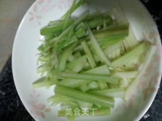 西芹鱿鱼丝的做法步骤：5