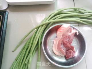 猪肉炒豆角的做法步骤：1
