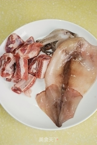 【鱿鱼焖排骨】--海鲜与肉类的邂逅的做法步骤：1