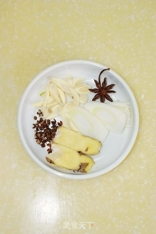 【鱿鱼焖排骨】--海鲜与肉类的邂逅的做法步骤：2