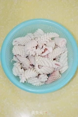 【鱿鱼焖排骨】--海鲜与肉类的邂逅的做法步骤：3