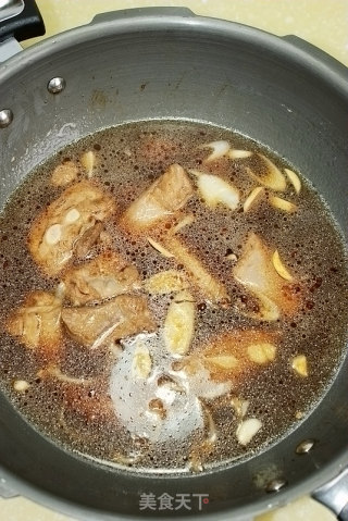【鱿鱼焖排骨】--海鲜与肉类的邂逅的做法步骤：6