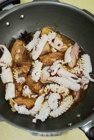 【鱿鱼焖排骨】--海鲜与肉类的邂逅的做法步骤：8