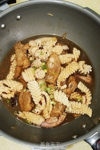 【鱿鱼焖排骨】--海鲜与肉类的邂逅的做法步骤：9