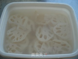 香肠炒藕片的做法步骤：2