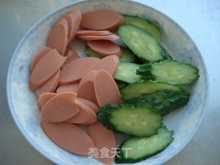 香肠炒藕片的做法步骤：3