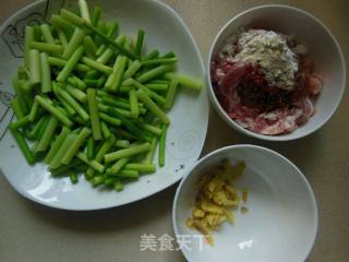 蒜苔炒肉的做法步骤：1