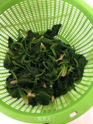 菠菜鸡蛋的做法步骤：1