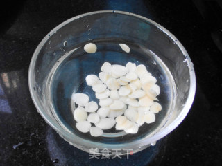 润肺止咳--鲜枇杷蜜枣瘦肉汤的做法步骤：2
