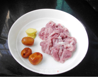 润肺止咳--鲜枇杷蜜枣瘦肉汤的做法步骤：3