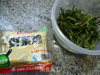 菜蕻干梗烧素鸡的做法步骤：1