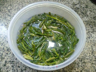 菜蕻干梗烧素鸡的做法步骤：2