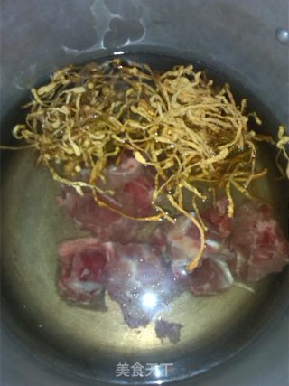 龙骨虫草花汤的做法步骤：2