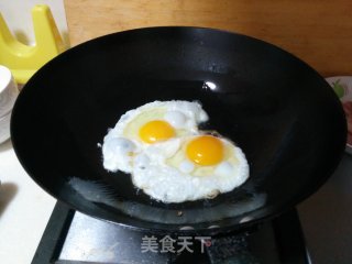 【培根煎蛋芝士三明治】——快速打造一顿丰盛的早餐的做法步骤：1