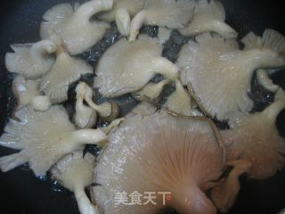 香煎平菇的做法步骤：2