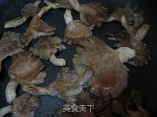 香煎平菇的做法步骤：6