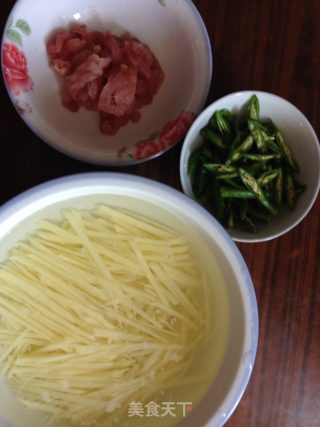 醋溜土豆丝的做法步骤：1