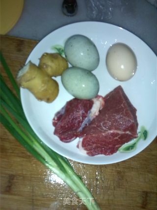 皮蛋瘦肉粥的做法步骤：2
