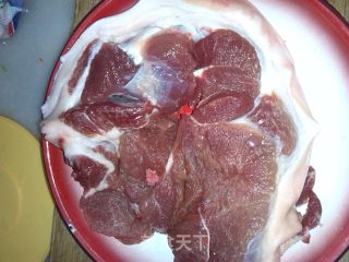 蒜泥白肉的做法步骤：1