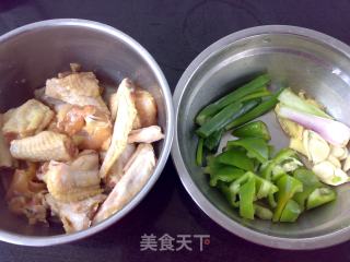 辣椒炒鸡翅的做法步骤：1