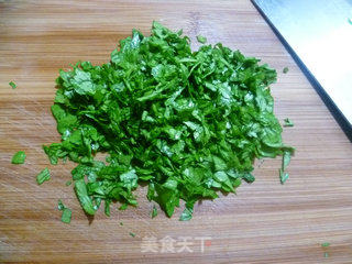 芹叶火腿肠玉米饼的做法步骤：2