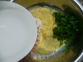 芹叶火腿肠玉米饼的做法步骤：6