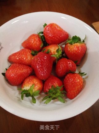 草莓酸奶的做法步骤：1
