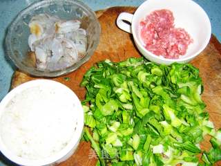 青菜虾仁牛肉料炒饭－－－一个人的稍有奢华的午餐的做法步骤：2