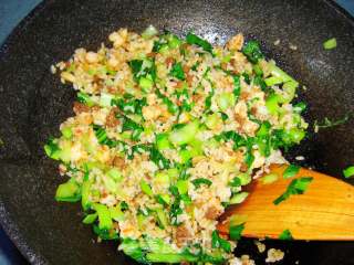 青菜虾仁牛肉料炒饭－－－一个人的稍有奢华的午餐的做法步骤：7