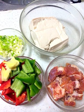 酸甜豆腐烧排骨的做法步骤：1