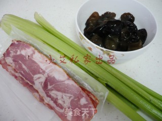 培根木耳炒西芹的做法步骤：1