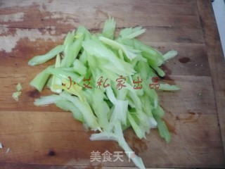 培根木耳炒西芹的做法步骤：4