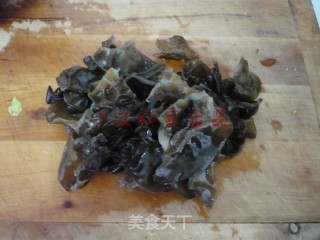 培根木耳炒西芹的做法步骤：5