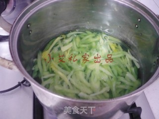培根木耳炒西芹的做法步骤：6