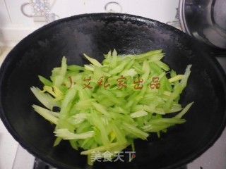 培根木耳炒西芹的做法步骤：8