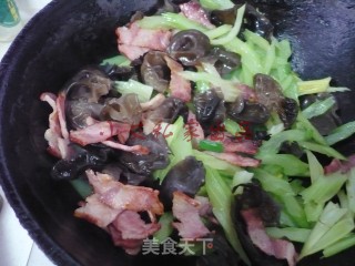 培根木耳炒西芹的做法步骤：9