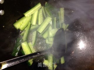 黄瓜炒肉的做法步骤：3